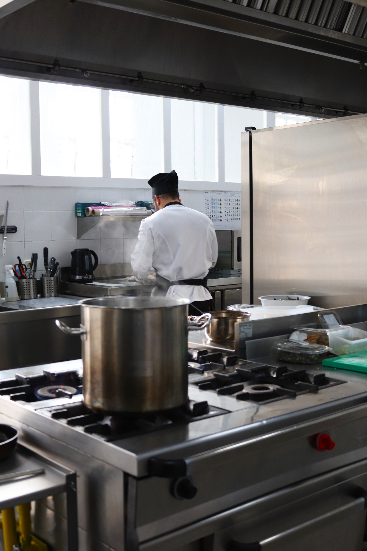 Aser cocinando entre fuegos en la cocina de Artic Food