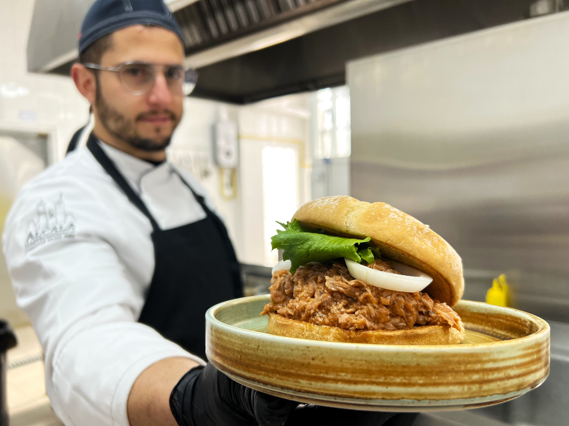 Aser presentando una hamburguesa de Artic Food